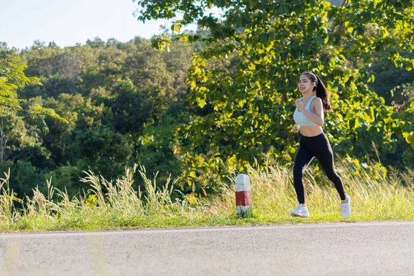 Portret Van Een Mooie Vrouw Die Avonds Buiten Traint Een — Stockfoto