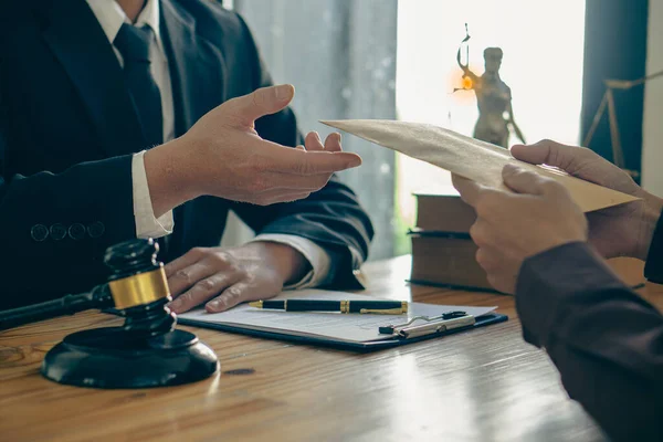 Konsultacje Między Prawnikami Klientami Branży Nieruchomości Radca Prawny Przedstawia Umowę — Zdjęcie stockowe