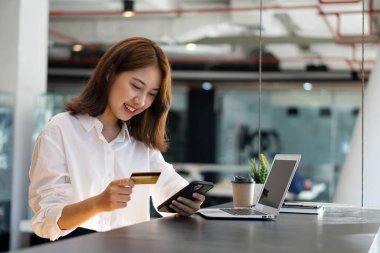Asyalı kadınlar çevrimiçi alışverişler ve cep telefonları için kredi kartı kullanıyorlar. Ve dizüstü bilgisayarlar ödeme işlemleri para transfer teknolojisiyle çevrimiçi alışveriş perakende e-ticaret