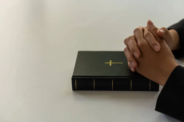 Una Mano Umana Posta Sulla Bibbia Prega Dio Bibbia Casa — Foto Stock