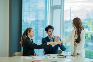İş adamı ilk projeleri tartışıyor bir grup Asyalı genç işadamı görüşlerini paylaşıyor ve toplantıda yeni pazarlama ve iş fikirleri öne sürüyor..