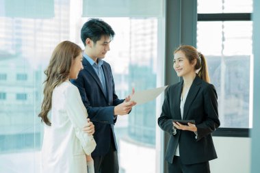 İş adamı ilk projeleri tartışıyor bir grup Asyalı genç işadamı görüşlerini paylaşıyor ve toplantıda yeni pazarlama ve iş fikirleri öne sürüyor..