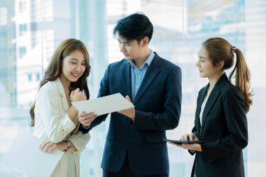 İş adamı ilk projeleri tartışıyor bir grup Asyalı genç işadamı görüşlerini paylaşıyor ve toplantıda yeni pazarlama ve iş fikirleri öne sürüyor..