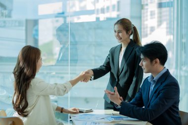 İş adamı ilk projeleri tartışıyor bir grup Asyalı genç işadamı görüşlerini paylaşıyor ve toplantıda yeni pazarlama ve iş fikirleri öne sürüyor..