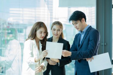 İş adamı ilk projeleri tartışıyor bir grup Asyalı genç işadamı görüşlerini paylaşıyor ve toplantıda yeni pazarlama ve iş fikirleri öne sürüyor..