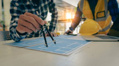 Genç mühendis ve mimarlardan oluşan bir ekip, İnşaat Konseptleri ve Mühendislik Ofisleri 'ndeki masa üstü araçları ile planların düzenini çalışır, buluşur, tartışır, tasarlar, ölçer..