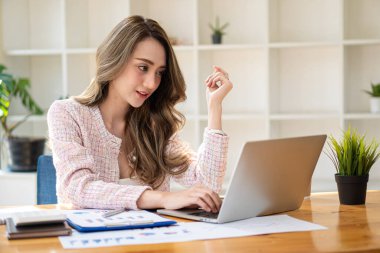 Bir iş analisti ya da muhasebeci mali belgeleri hesaplar ve inceler. Asyalı iş kadını dizüstü bilgisayarla tasarruf, finans ve ekonomi kavramını hesaplıyor.