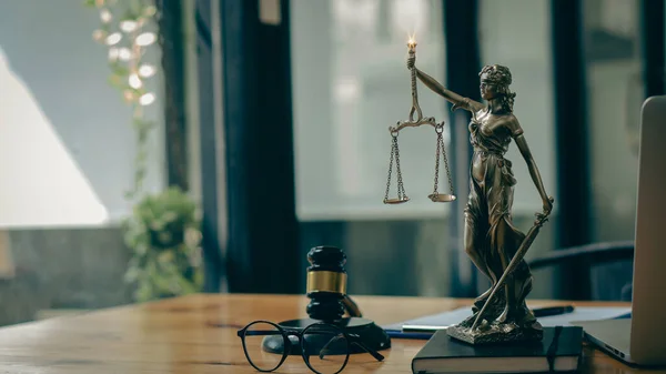 Γλυπτική Δικαιοσύνη Χάλκινο Γυναικείο Βιβλίο Και Σφυρί Άγαλμα Της Δικαιοσύνης — Φωτογραφία Αρχείου