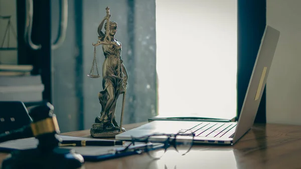 Escultura Justiça Bronze Livro Senhora Martelo Estátua Justiça Juiz Feminino — Fotografia de Stock