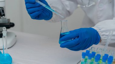 Kimya deneyi ve fen bilimci eğitim konseptinde laboratuvar araştırma ve geliştirme konseptinde cam matara konsepti üzerine test tüpü.