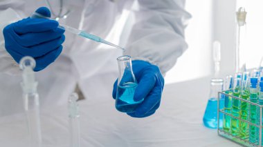 Kimya deneyi ve fen bilimci eğitim konseptinde laboratuvar araştırma ve geliştirme konseptinde cam matara konsepti üzerine test tüpü.