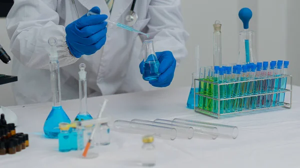 Chemie Experiment Und Reagenzglas Der Hand Naturwissenschaftlichen Unterricht Auf Dem — Stockfoto