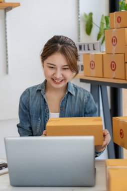 Küçük bir İşletme, KOBİ Sahipleri, Kadın Girişimciler fatura kutuları üzerinde çalışır ve nakliye kutularını hazırlamak için çevrimiçi siparişleri işaretlerler. KME müşterilerine çevrimiçi iş dünyasının dikey fotoğrafını sat