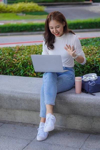 Jeune Étudiante Asiatique Mignonne Travaillant Sur Ordinateur Portable Extérieur Étudiant — Photo