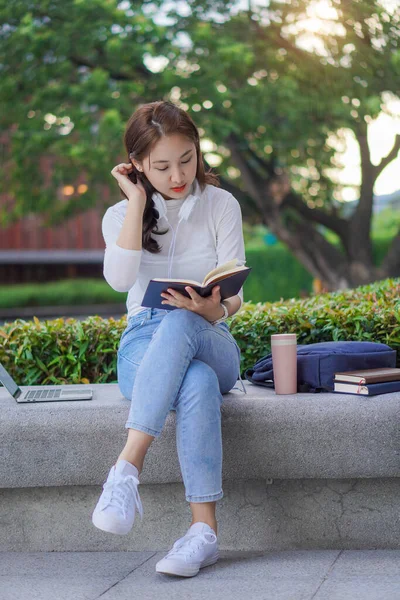 Roztomilá Mladá Asijská Studentka Pracující Notebooku Venku Studující Koncepty Pracující — Stock fotografie