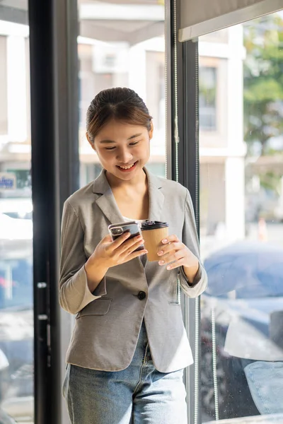 Young Woman Uses Smartphone Connect People Online Send Messages Surf — Stock Photo, Image