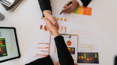 İş dünyası tokalaşması ve ortaklığı. İş adamları toplantıda el sıkışıyor. Başarılı takım çalışması, işbirliği ve tokalaşma.