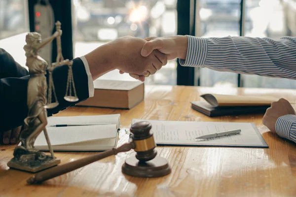 Mannelijke Advocaat Met Cliënt Schudden Handen Het Kantoor Zakenmannen Schudden — Stockfoto