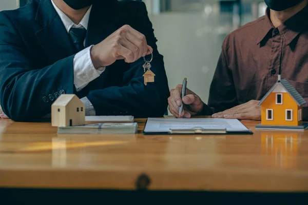 Satış Müdürü Kira Kontratını Imzaladıktan Sonra Anahtarları Müşterilere Verir Potek — Stok fotoğraf