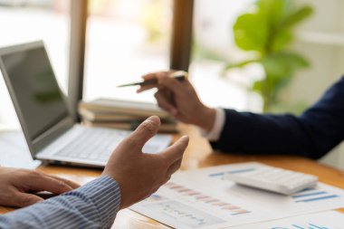 Elinde grafik kalem tutan iki işadamı yeni proje iş stratejisi planları ve analitik gerçekler üzerinde kafa patlatıyor. İş, Maliye ve Muhasebe Danışmanları Toplantısı