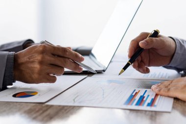 Elinde grafik kalem tutan iki işadamı yeni proje iş stratejisi planları ve analitik gerçekler üzerinde kafa patlatıyor. İş, Maliye ve Muhasebe Danışmanları Toplantısı