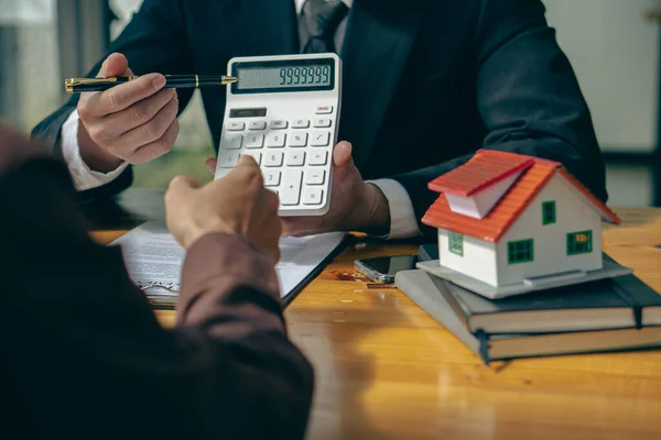 Der Verkäufer Beschreibt Ein Beispiel Für Ein Haus Das Gerade — Stockfoto