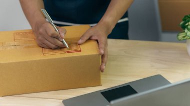 Bir kutuya adres yazarak ve evde dizüstü bilgisayarı olan ve KOBİ tedarik zincirinde paket hazırlayan müşterilerden emir alarak işe başlayın. Çevrimiçi satın alma. ya da koronavirüs karantina konsepti