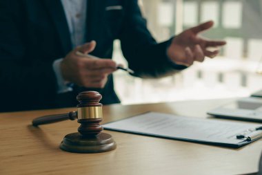 Yargıç çekici ve terazisi olan bir avukatlık bürosu, adalet tanrısı, hukuk danışmanı konsepti