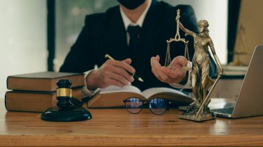 Yargıç çekici ve terazisi olan bir avukatlık bürosu, adalet tanrısı, hukuk danışmanı konsepti