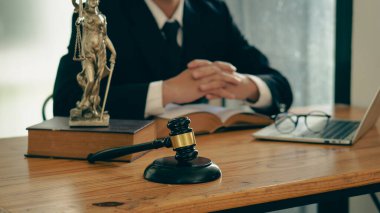 Yargıç çekici ve terazisi olan bir avukatlık bürosu, adalet tanrısı, hukuk danışmanı konsepti