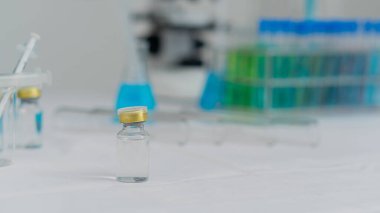 Kimyasal yapı araştırma tıbbi bilimler ve teknoloji arka plan suyu beher kabı ve cam şişe kimya çeşitli renk mikroskop deney araçları ile