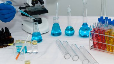 Kimyasal yapı araştırma tıbbi bilimler ve teknoloji arka plan suyu beher kabı ve cam şişe kimya çeşitli renk mikroskop deney araçları ile