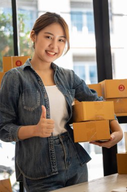 Genç İş Sahipleri Ev Sahipleri Çevrimiçi İş Fikirleri Girişimcilik Küçük İş KOBİ, kargo ürünlerine kutu hazırlamak için dizüstü bilgisayarlar kullanır ve kontrol eder. Satışlar