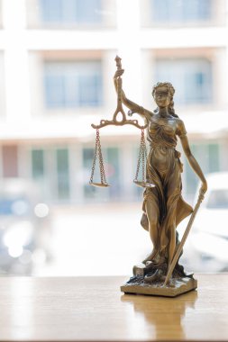 Adaletsizlik ve çekiç tanrıçası adalet hukuku kavramının hakim sembolü