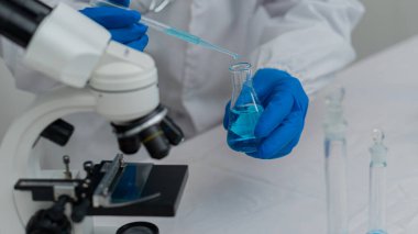 Laboratuvar bilimcileri, aşı test etmek için tüpler içinde sağlık araştırmacıları ve tıp bilimi teknolojisi için çalışıyor. Hastaneye yatırma