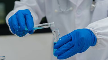 Laboratuvar bilimcileri, aşı test etmek için tüpler içinde sağlık araştırmacıları ve tıp bilimi teknolojisi için çalışıyor. Hastaneye yatırma