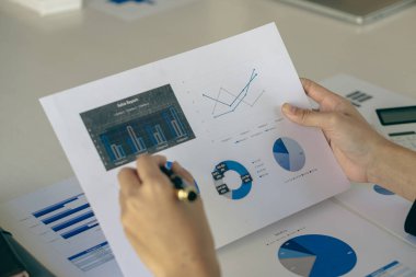 Muhasebecinin elinde raporlama için bir veri grafiği var. Kalemi hala parmağınızda tutarken ve hesap makinesi hesaplama bittiğinde iş ve pazarlama analizi için kaydedilebilir