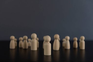 Başarılı takım liderleri, yöneticiler, CEO 'lar, pazar liderleri ve diğer iş liderleri fikirleri. Etki ve güç göstermek için tahta bir masanın üzerinde birkaç tahta kukla. iş liderliği kavramı