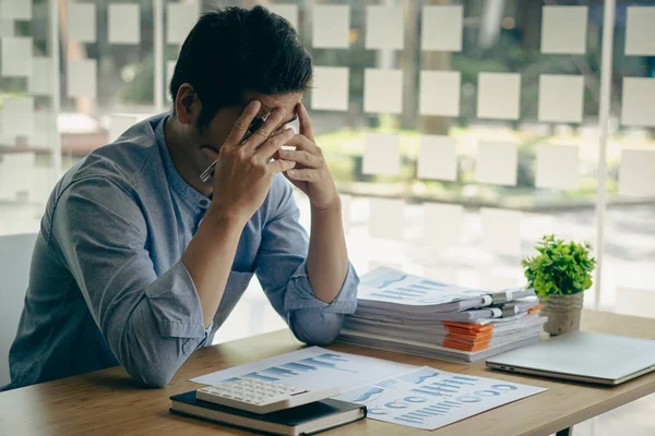 Jovem Empresário Asiático Sentindo Fadiga Ocular Cansado Trabalhar Laptop Por — Fotografia de Stock