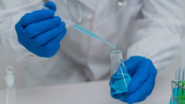Yaşam bilimi laboratuvarında çalışan bir sağlık araştırmacısı. Sıvı aşıların test edilmesi ve aşıların önlenmesi için araştırma teknolojisi.