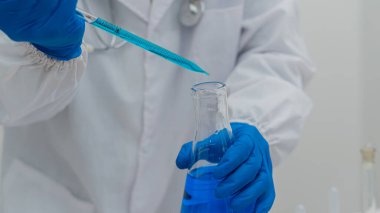 Yaşam bilimi laboratuvarında çalışan bir sağlık araştırmacısı. Sıvı aşıların test edilmesi ve aşıların önlenmesi için araştırma teknolojisi.