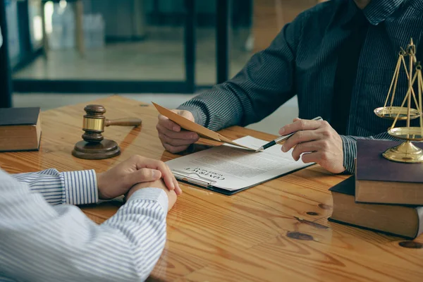 Empresários Procuram Aconselhamento Advogados Para Uma Boa Cooperação Serviços Juízes — Fotografia de Stock