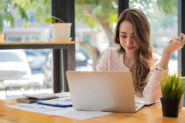 Aziatische Zakenvrouw Die Werkt Laptop Computer Grafiek Document Calculator Het — Stockfoto