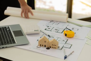 Planlar ve inşaat planları üzerinde çalışan profesyonel bir mimar. İnşaat mühendisleri inşaat çizimleri, inşaat mühendisliği ve inşaat sektörü kavramlarını hesaplar ve taslak yapar..