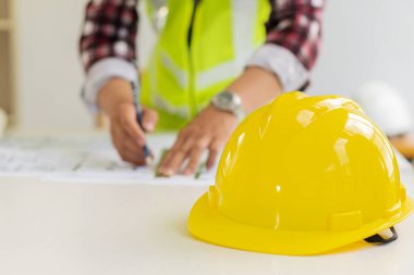 Planlar ve inşaat planları üzerinde çalışan profesyonel bir mimar. İnşaat mühendisleri inşaat çizimleri, inşaat mühendisliği ve inşaat sektörü kavramlarını hesaplar ve taslak yapar..