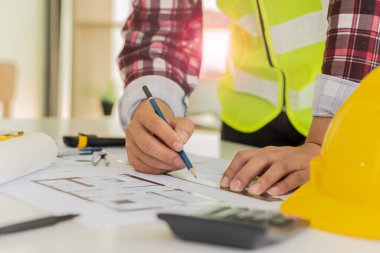 Planlar ve inşaat planları üzerinde çalışan profesyonel bir mimar. İnşaat mühendisleri inşaat çizimleri, inşaat mühendisliği ve inşaat sektörü kavramlarını hesaplar ve taslak yapar..