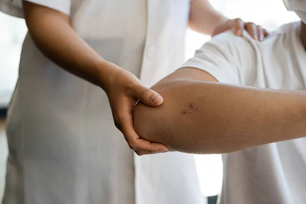 Professional Physical Therapist Stretching Patients Musculoskeletal Disorders Arm Elbow Physical — Stock Photo, Image