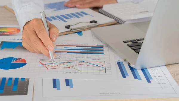Kalemi Grafiğe Mali Verilere Araştırmaya Geliştirmeye Piyasa Raporuna Işaret Eden — Stok fotoğraf