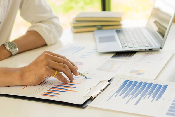 Biznesmen Długopisem Wskazującym Wykres Dane Finansowe Badania Rozwój Raport Rynkowy — Zdjęcie stockowe