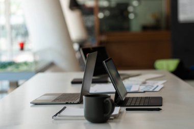 Önizleme iş masasında dizüstü bilgisayar ve grafik doküman hesap makinesi ve ekipman fotokopi sektörü finans bürosu kavramı ile düz yatıyordu
